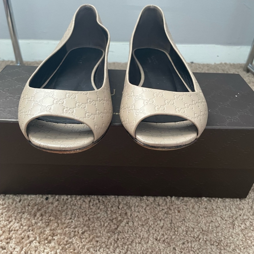Authentic Gucci tan low heel shoes size 38 1/2